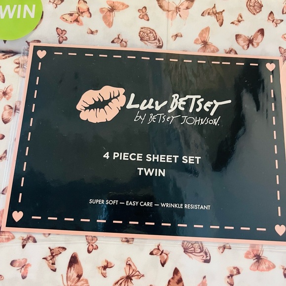 Luv Betsey by Betsey Johnson 4 Piece Twin Size Sheet Set Butterfly Fun - Picture 2 of 10